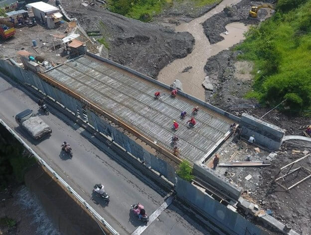 Proses Pemasangan Gilder Komposit Jembatan