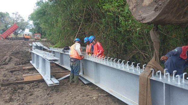 Proses Pemasangan Gilder Komposit Jembatan