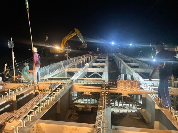 Proses Pemasangan Gilder Komposit Jembatan